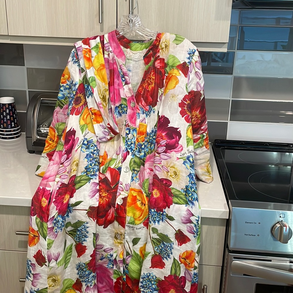 print linen linen dress made in Italy tie belt included. Button down the front.